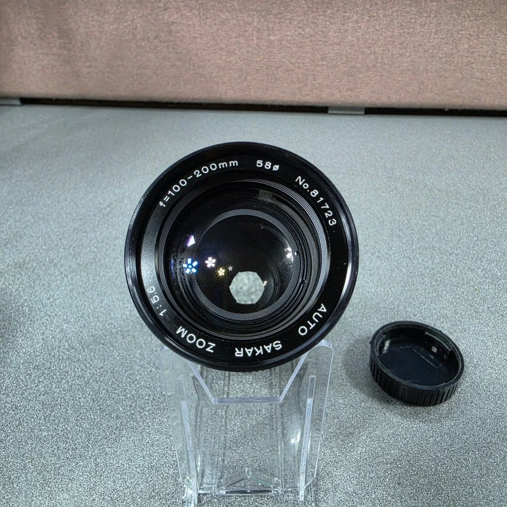 Sakar Auto Zoom 100-200mm f/5.6 Lens Manual Focus Black Excellent with Case